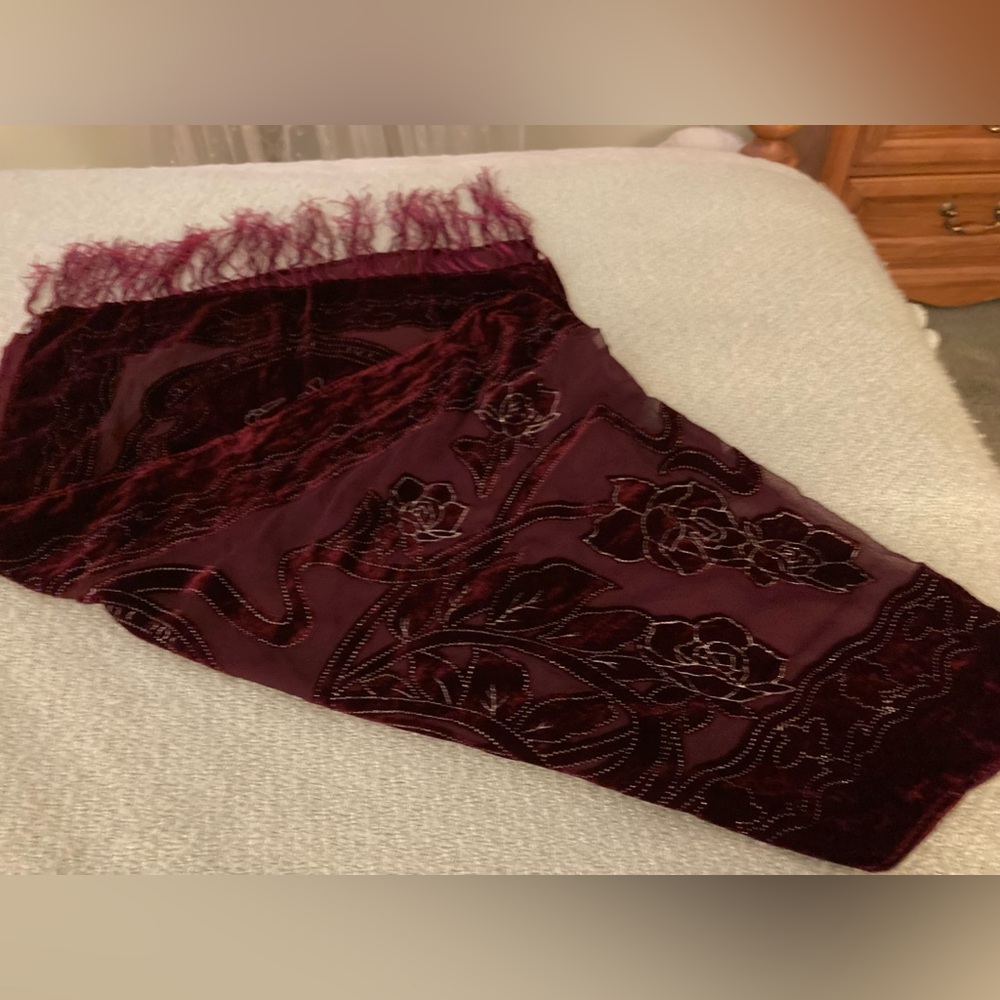 NWOT Absolutely Beautiful Purple Scarf Fringe Peekaboo Rhinestone Sparkle